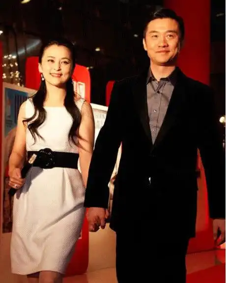 他凭借妻子一炮而红,成名后却另寻新欢,如今前妻再嫁豪门!