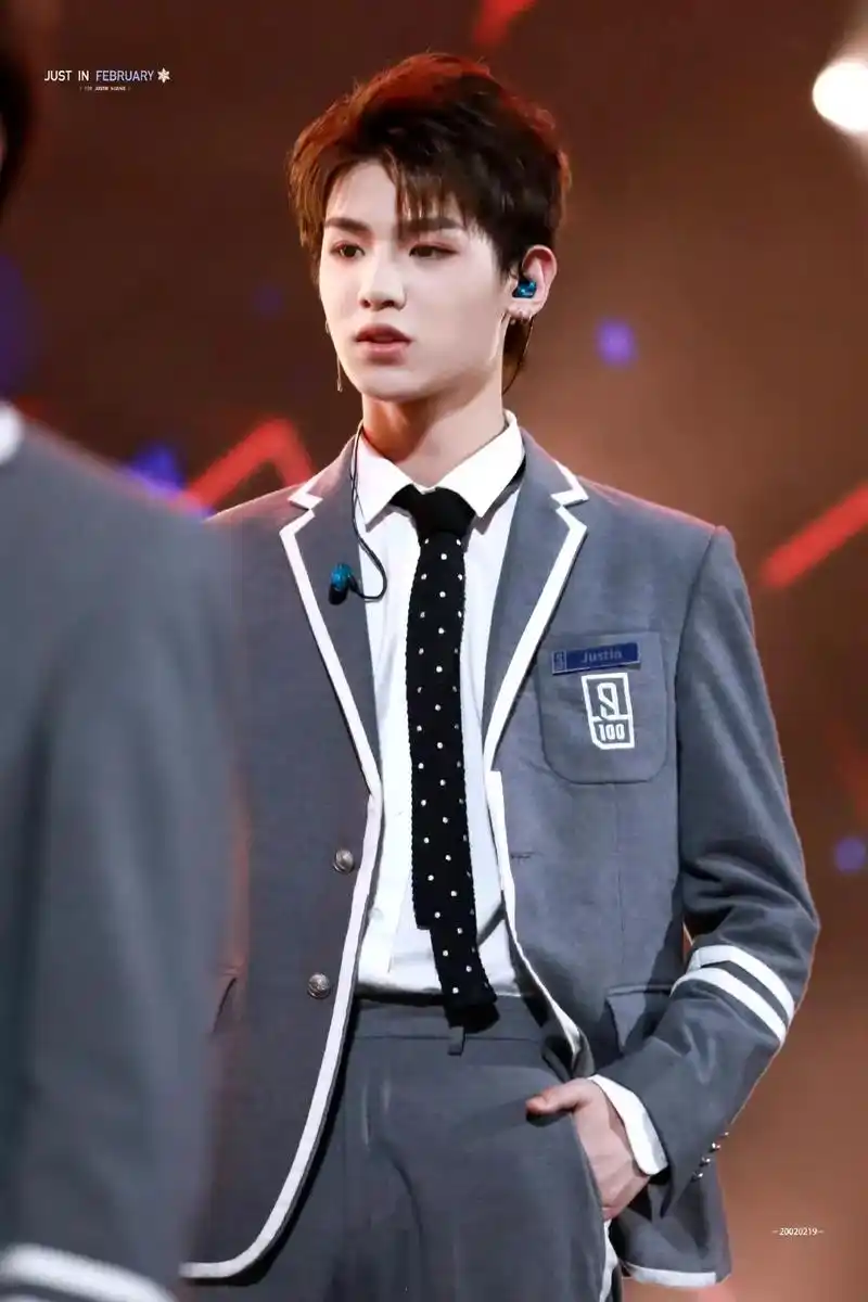 成长.#黄明昊 #黄明昊justin #追星 #西装杀 #治 - 抖音