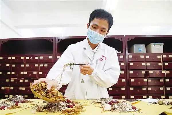 湖州市南浔中医院内,医生近日正在中药房抓药.