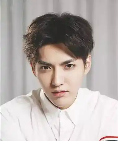 吴亦凡自学梳中分发型!