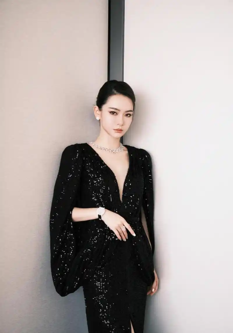 戚薇最新品牌造型look 一身黑色亮片开叉礼服裙搭配preciouslace珠宝