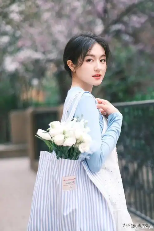 李兰迪520捧花写真大片,明媚又清新!眼睛好漂亮