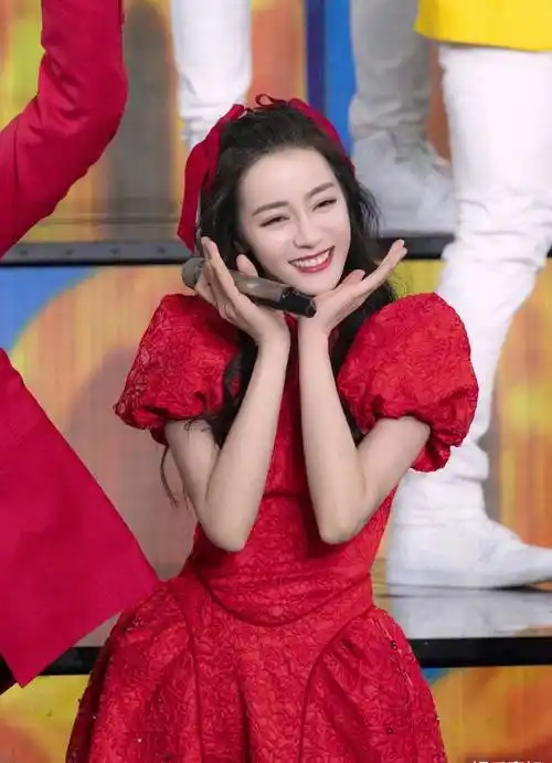 迪丽热巴登舞台造型,扎起红色发带,穿着刺绣红旗袍,俏皮又可爱_黑色