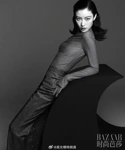 倪妮穿吊带抹胸大秀火辣身材 烈焰红唇魅力十足气场全开