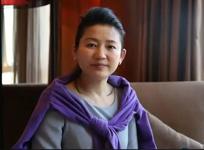 虽然王小丫岁数大了吧,但好在她的精神面貌比以前好了许多,看着更加