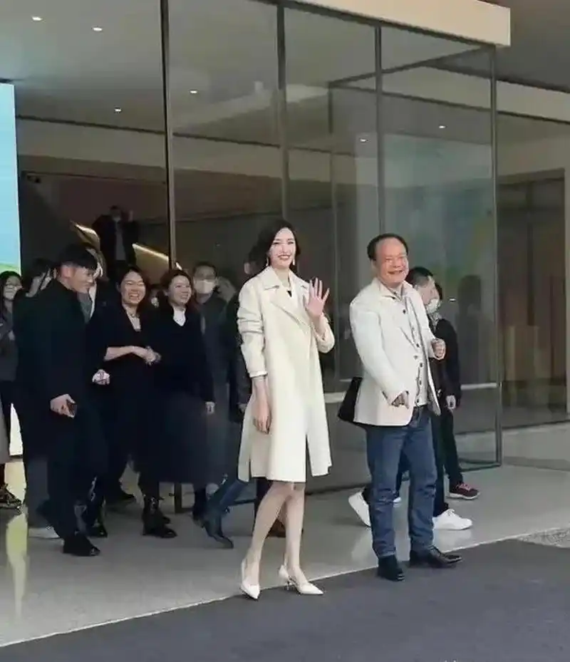 gif创作人# 唐嫣带了好几位助理到商场出席活动,接待的老板服务周到