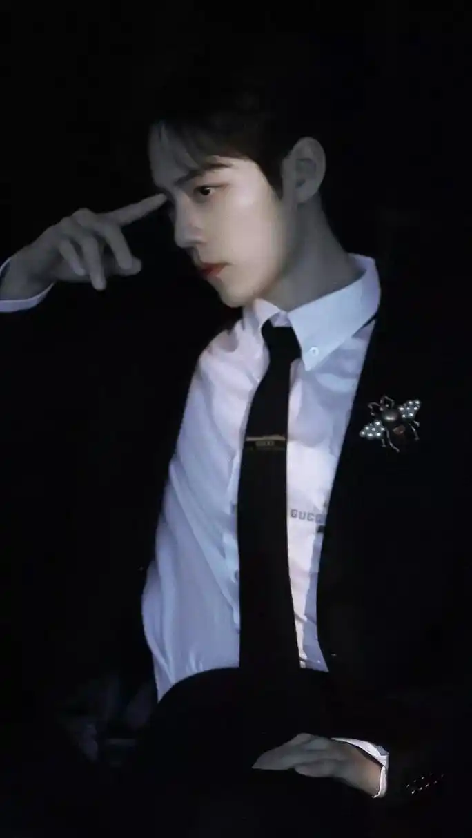 博君一肖 肖战亮相舞台,手持扇子,气场全开!