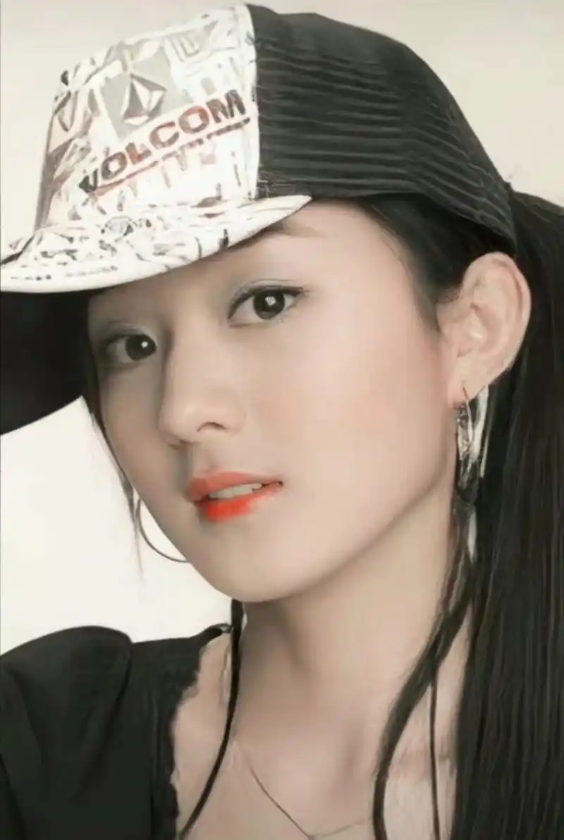 赵丽颖早期旧照被赞甜妹,引起了网友热议,还有很多人觉得是她买的热搜