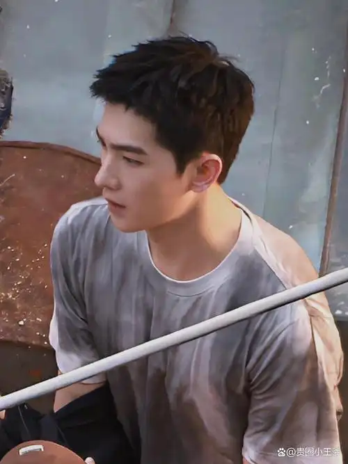 杨洋新剧路透好帅,精雕细琢的脸蛋太迷人,杨超越客串其表妹