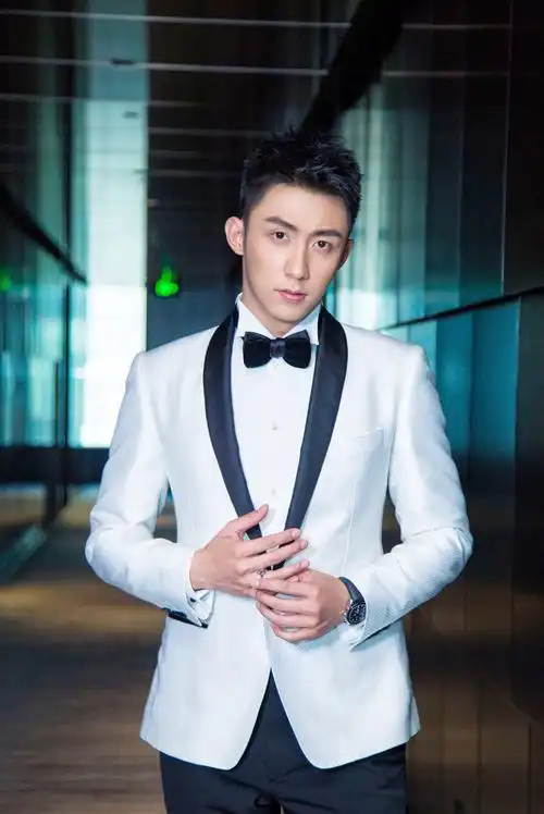 黄景瑜身着白色西装