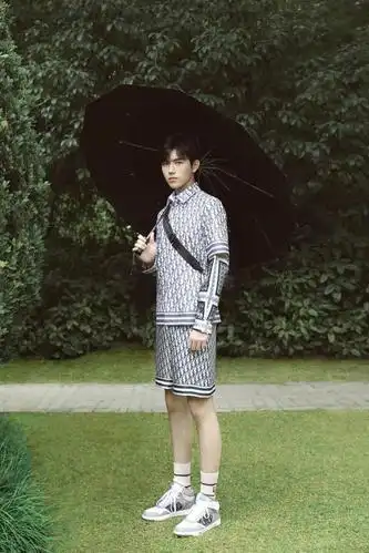 陈飞宇演绎 dior 迪奥2021春季男装系列,尽显恣意随性的优雅格调