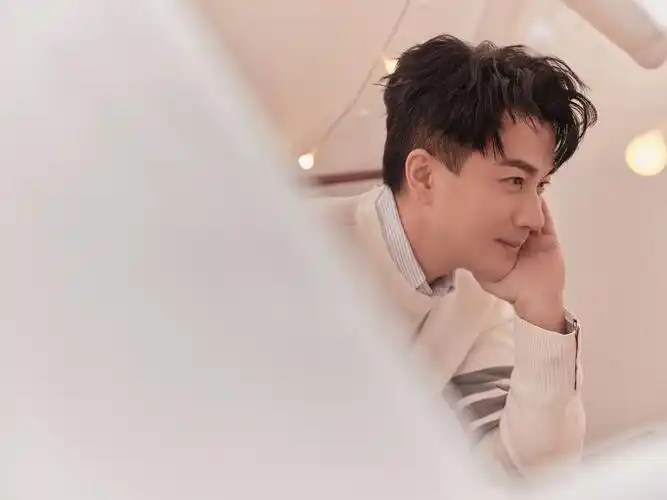 刘恺威46岁生日太冷清!毛衣配衬衫帅回巅峰期,状态不输小鲜肉