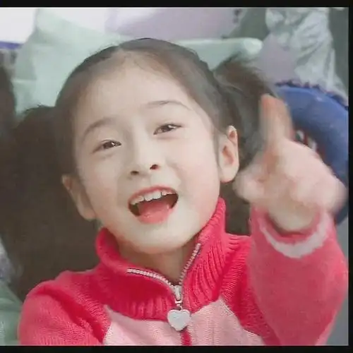 张雪迎小时候好可爱啊,双马尾古灵精怪的,要被萌化了