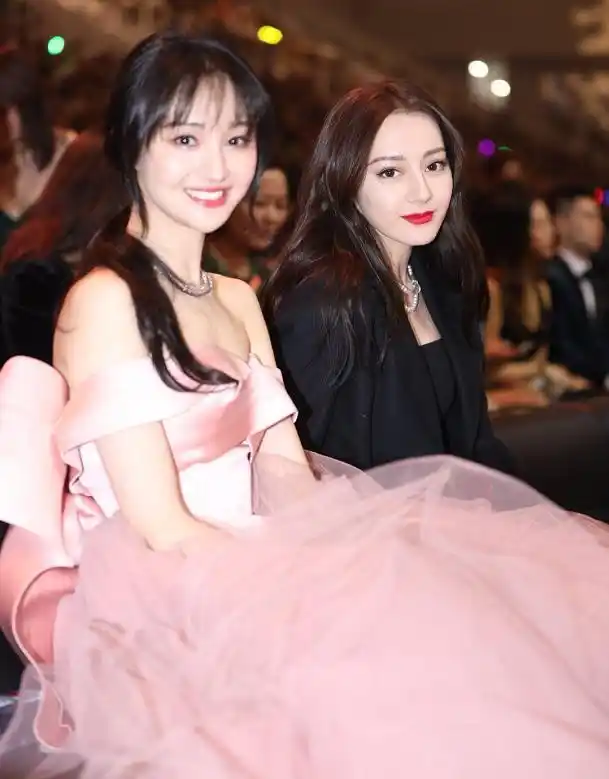 微博之夜神仙同框:杨幂猛翻白眼杨颖面无表情,一旁的杨紫好无辜