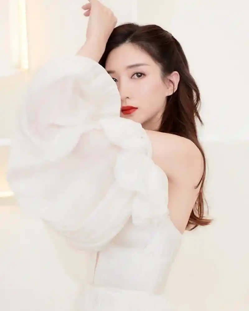 江疏影时尚壁纸写真:白色露背礼服完美展现迷人魅力