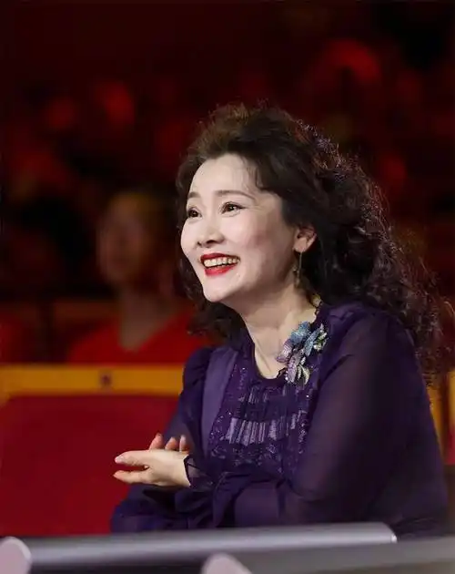 60岁的何赛飞让我惊叹:穿花衣不浮夸,穿旗袍不老气,高端又优雅_女性