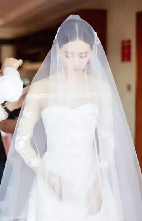 赵丽颖的婚纱写真果真 与众不合 ,结婚的时候八成会穿这款!