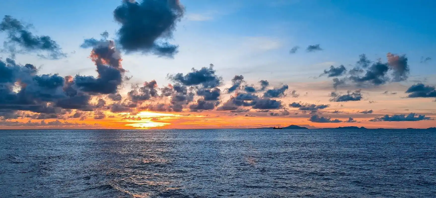 南海的夕阳#一起看海 #治愈系风景 #手机摄影 #海边日落晚 - 抖音