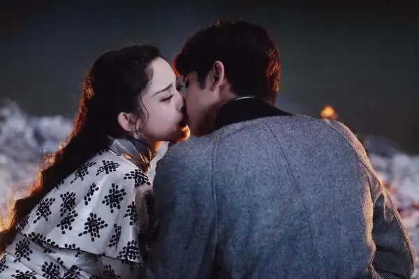 古力娜扎捧脸咬唇吻刘以豪紧张心慌她美过头了