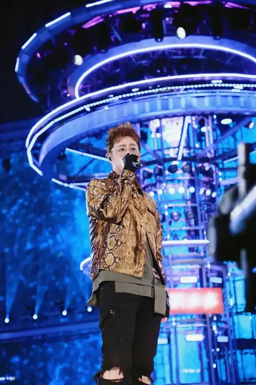 潘玮柏跨年演唱会霸气镇场重现经典掀起狂欢网友爷青回