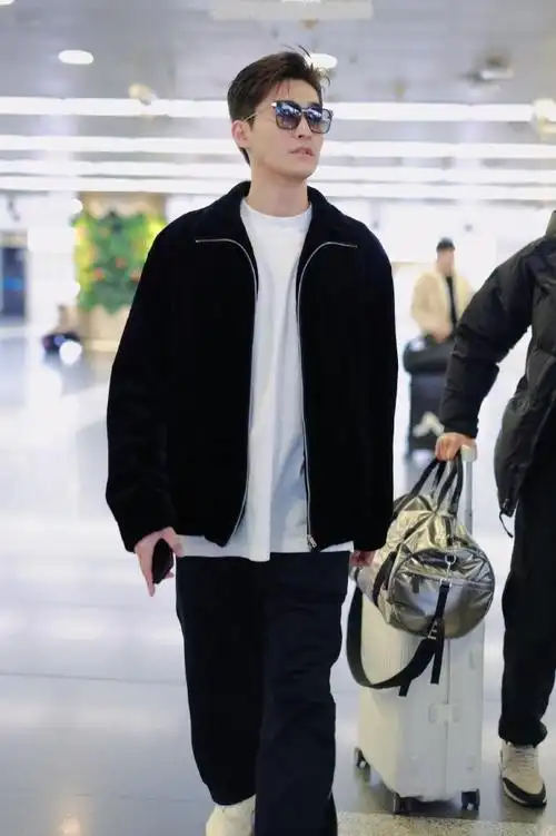 张翰机场秀新风尚,帅气造型引关注,酷劲十足撩人心!