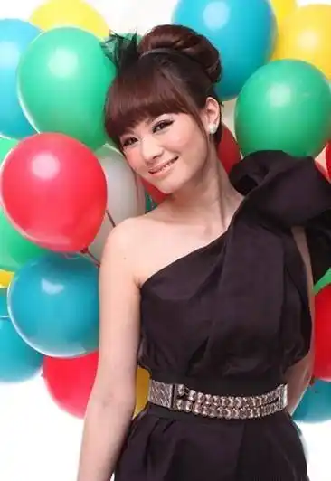 原创东方卫视万蒂妮长相甜美口碑又好原来她嫁给了自己的小学同学