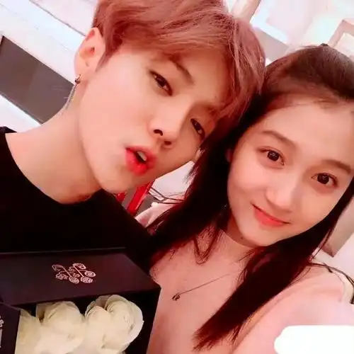 关晓彤现身鹿晗演唱会两人同框无交流怕被发现遮挡严实