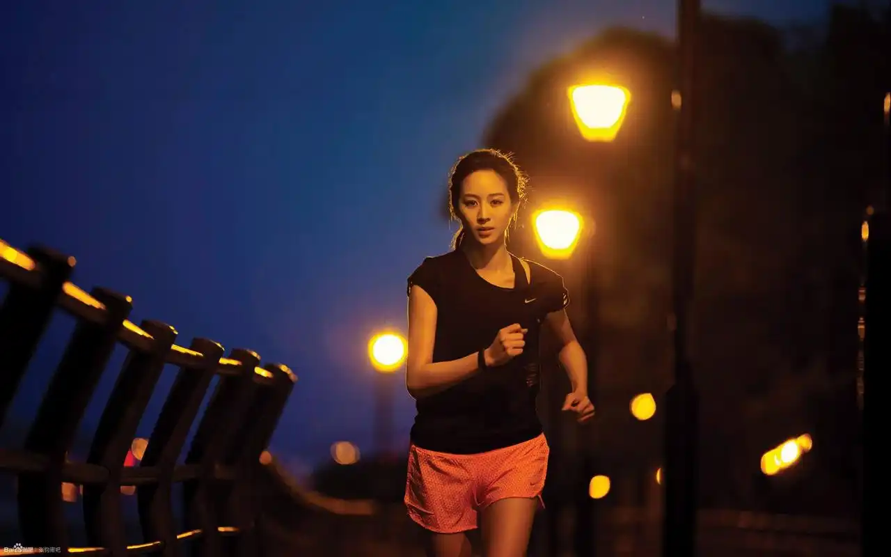 健身女王张钧甯,现身品牌活动!红色裙子显优雅!