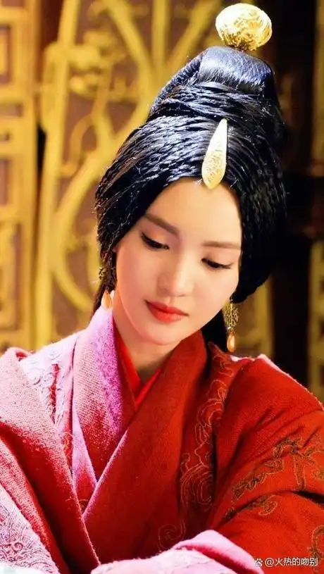 这张照片展示了金晨当时身穿古装参与采访的形象.