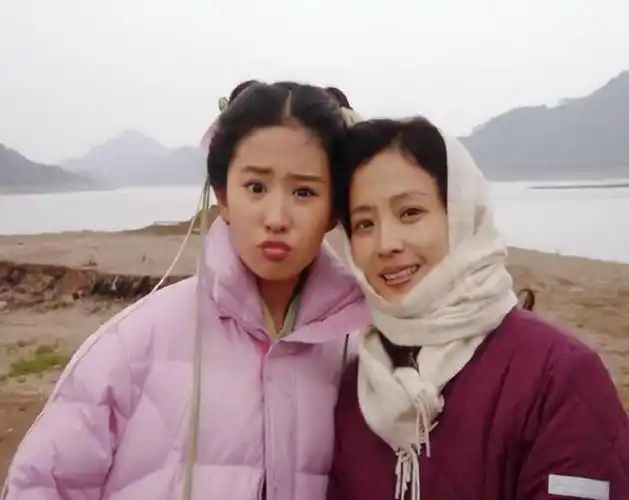 刘亦菲母亲刘晓莉气质颜值不输女儿两婚两离65岁单身也幸福