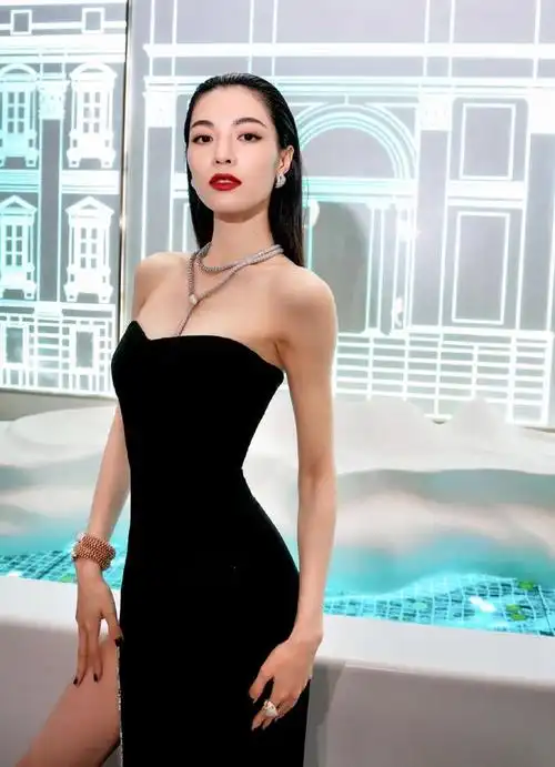 原创钟楚曦才是真的尤物,穿抹胸裙还开高叉秀腿,凹凸曲线让人羡慕