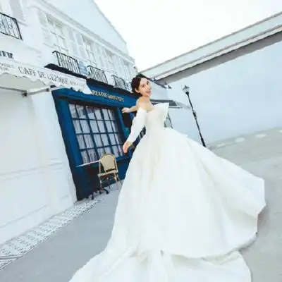 49岁朱茵拍婚纱大片,嫁黄贯中8年颜值在线,笑容甜美如初恋少女