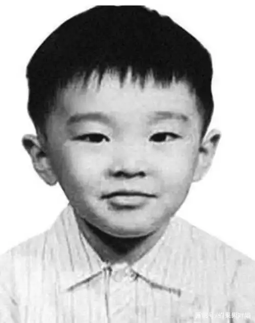 18个香港男明星童年照!刘德华模范先生,周星驰认不出!