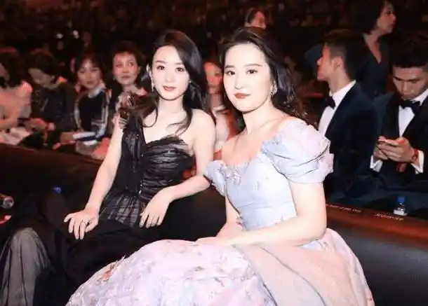 合照壮到被杨幂吊打的刘亦菲,晒腹肌图证身材,网友:为啥发这种图?_照