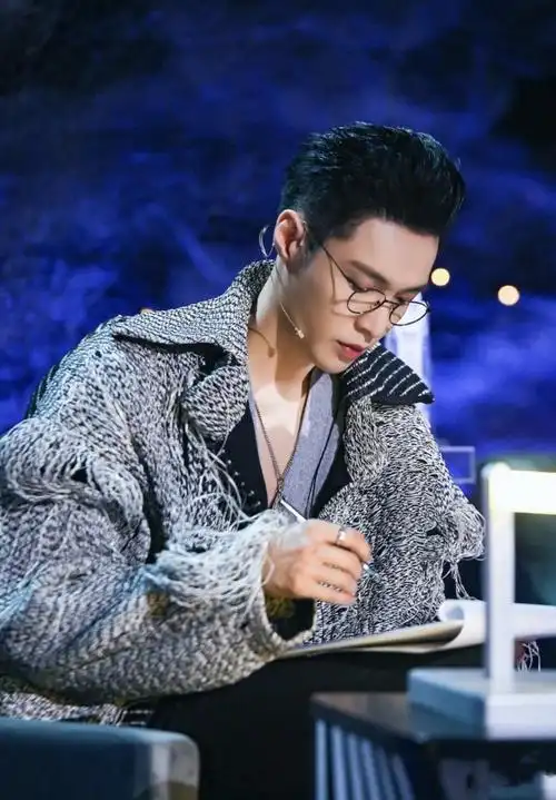 张艺兴眼镜造型温柔浪漫的少年太帅了