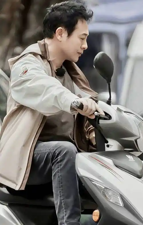 我们看过《狂飙》一剧中,张颂文饰演的高启强经常开女装摩托车到处跑