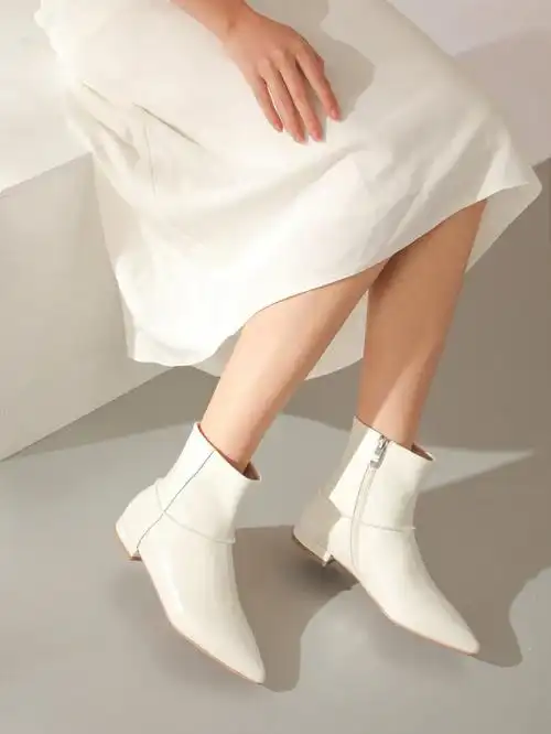 jade,白色真皮短靴搭配珍珠链子更温柔,取下则是百搭的白色短靴冬季