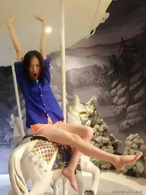 倪妮赤脚坐木马