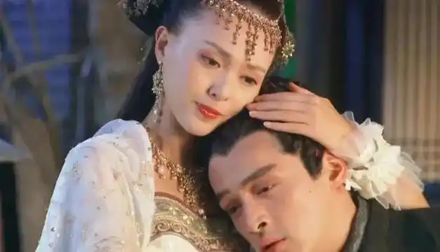 2016年,唐嫣凭借着《锦绣未央》中的李未央一角,拿下了北京,东方两大