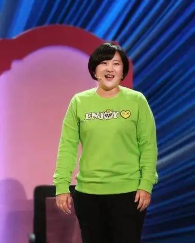 据悉,贾玲身高达166厘米,这在女性中已属高挑.