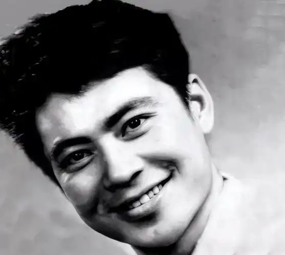 他就是著名演员颜世魁.然而,在事业成功的背后,他却经历了无数的磨难.