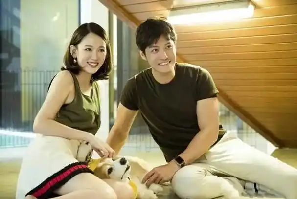 近日,陈乔恩在社交媒体上晒出了一张老公视角的美照,照片中的她笑容