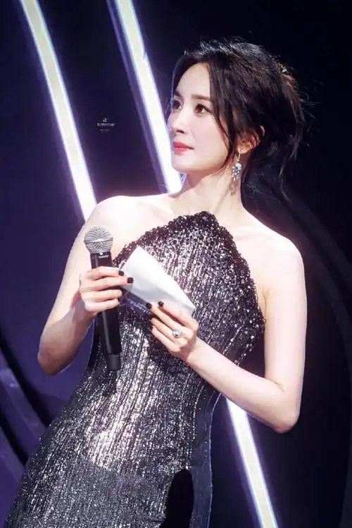 晚安咪语##杨幂开叉绣花拖尾裙##杨幂时代少年团模仿貂蝉