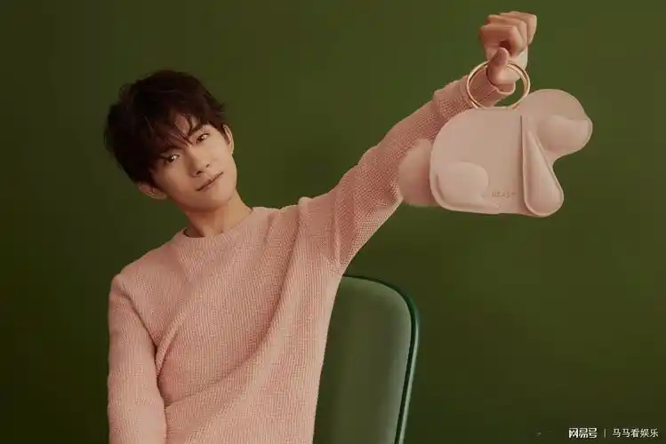 易烊千玺野兽派七夕大片,梨涡浅笑太迷人,日常羡慕易太太!