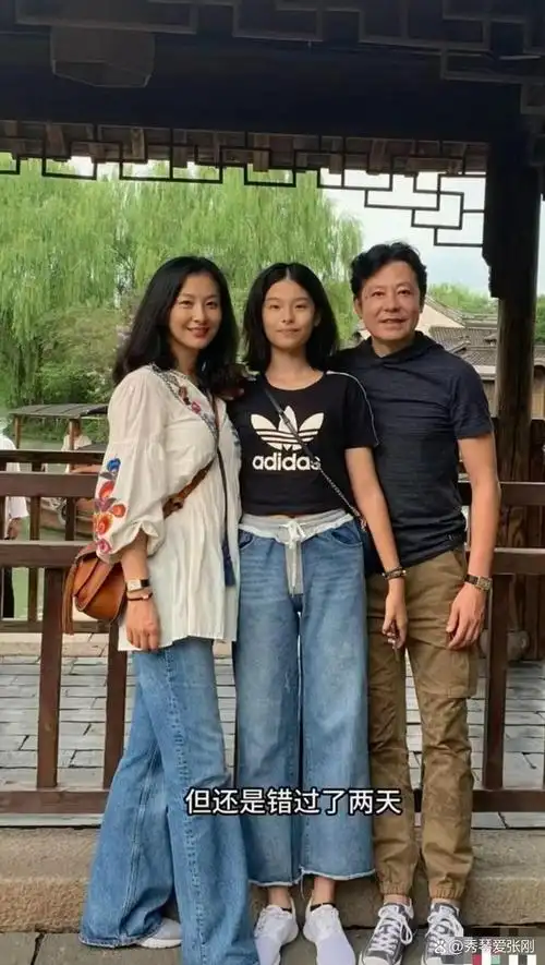 57岁孙思瀚与妻女齐聚美国!娇妻刘茜长相端庄,18岁女儿漂亮迷人