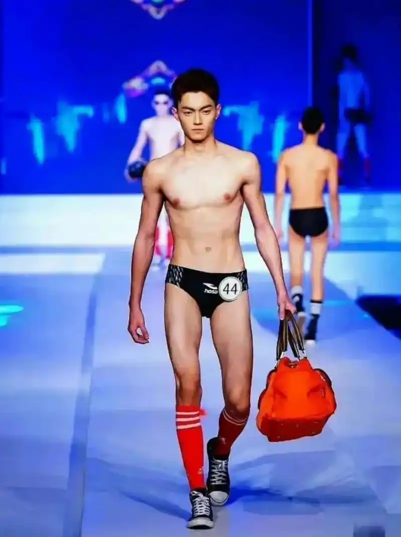 2013年18岁的许凯参加了广州国际模特大赛,透过层层选拔最终获得男子