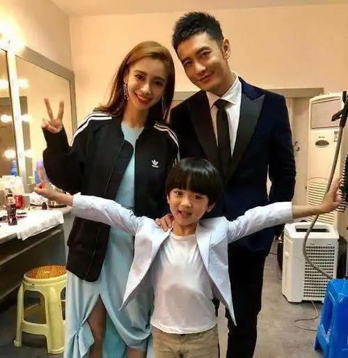 angelababy带5岁儿子穷游盯着手机忙工作不忘陪伴儿子真有爱