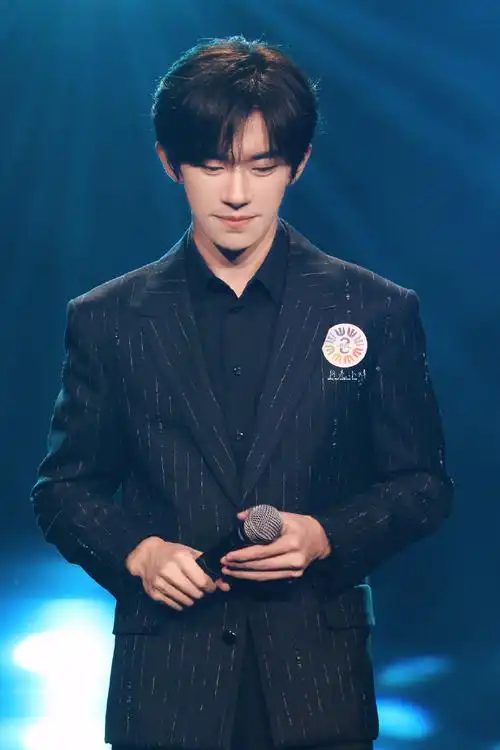 易烊千玺献唱不辞星海##易烊千玺于适同框照