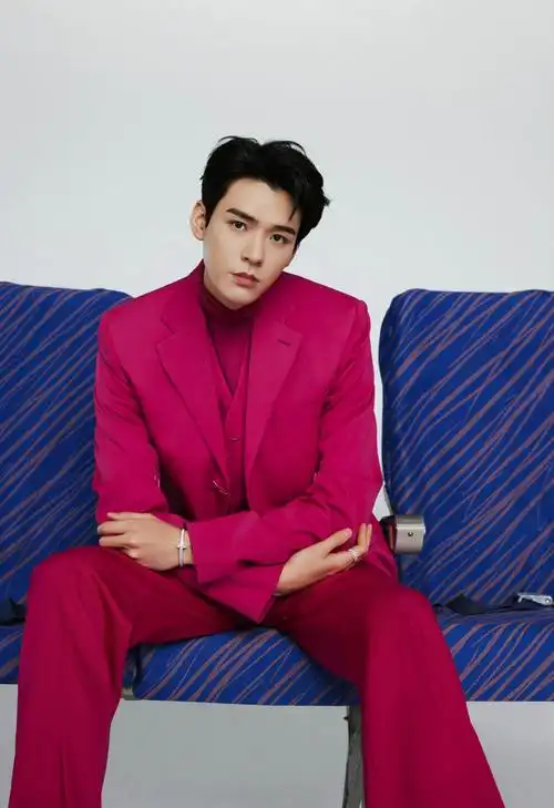 龚俊玫红色西服帅气写真