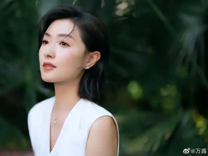 万茜身穿白色衣裳清丽脱俗!曼妙身材美若窈窕仙子
